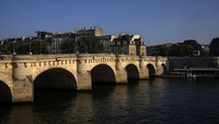 Pont Neuf adalah jembatan berdiri tertua di seberang sungai Seine di Paris. AP/Michel Euler  