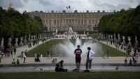 Pengunjung menikmati taman Chateau de Versailles. Istana Versailles adalah salah satu situs warisan dunia yang ditetapkan oleh UNESCO. Keunikan istana ini terdapat pada taman seluas 1.974 hektar. Sejak didesain pada 1661, taman ini baru selesai dibangun 40 tahun kemudian. AP/Christophe Ena