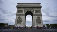 Arc de Triomphe adalah simbol Paris. Monumen tersebut juga melambangkan kemenangan tentara Prancis di bawah kepemimpinan Napoleón. Arc de Triomphe menjadi pusat 12 jalan raya, termasuk Champs-Élysées. AP/Daniel Cole  
