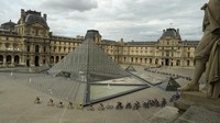 Museum Louvre dibuka pada akhir abad ke-18. Louvre adalah salah satu museum paling banyak dikunjungi di seluruh dunia. Louvre menyimpan banyak koleksi penting yang bersejarah, termasuk Mona Lisa (Leonardo da Vinci), Liberty Leading the People (Eugène Delacroix), The Wedding at Cana (Paolo Veronese), dan patung Yunani kuno Venus de Milo. AP/Lewis Joly  