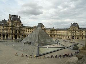 Prancis Janji Cari Pelaku Ancaman Bom di Bandara-Museum Louvre