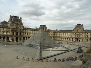 Prancis Janji Cari Pelaku Ancaman Bom di Bandara-Museum Louvre