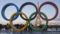 Cincin Olimpiade dipasang di alun-alun Trocadero yang menghadap ke Menara Eiffel. Paris akan menjadi tuan rumah Olimpiade Musim Panas 2024 mendatang. AP/Michel Euler  