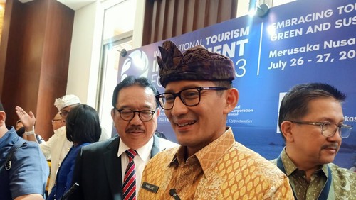 Menteri Pariwisata dan Ekonomi Kreatif Sandiaga Salahuddin Uno dan Wakil Gubernur Bali Tjokorda Oka Artha Ardhana Sukawati ketika ditemui di Nusa Dua, Badung, Bali pada Rabu (26/7/2023). (Ni Made Lastri Karsiani Putri-detikBali)