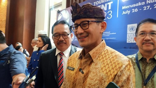 Menteri Pariwisata dan Ekonomi Kreatif Sandiaga Salahuddin Uno dan Wakil Gubernur Bali Tjokorda Oka Artha Ardhana Sukawati di Nusa Dua, Badung, Bali, pada Rabu (26/7/2023)