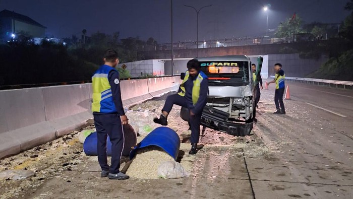 Mobil pikap muatan taoge dan jamur terguling di Tol Desari, Selasa (25/7/2023) malam.