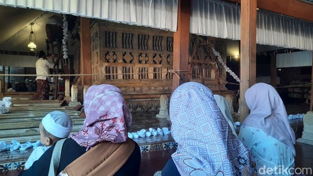 Momen buka luwur makan Sunan Kudus, Rabu (26/7/2023).