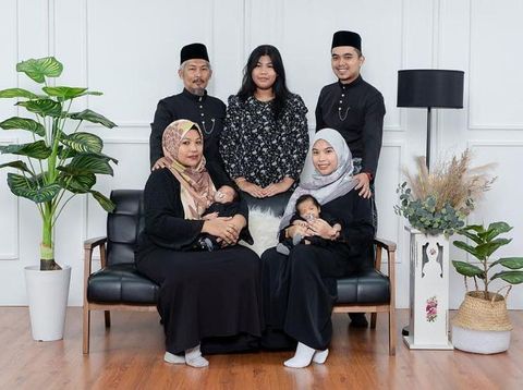 Momen langka, ibu dan anak kandungnya bisa hamil dan melahirkan bareng viral di media sosial.