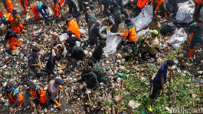 Momen warga dan Pandawara Group membersihkan bendungan bugel di Bandung
