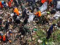 Aksi Pandawara Group dan Ratusan Warga Bandung Bersih-bersih Sungai Cikeruh