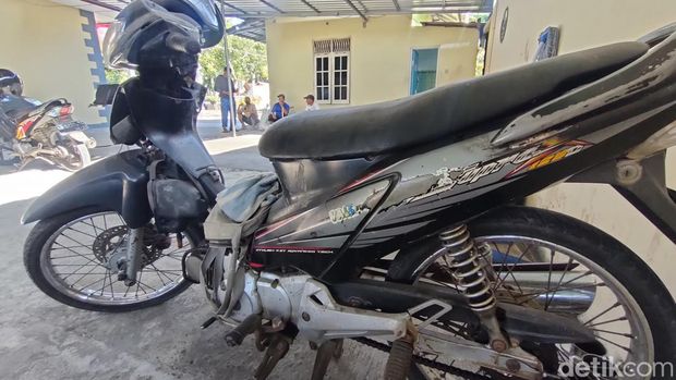 Motor tak bertuan yang jadi pemicu bau misterius di Kulur, Kulon Progo diduga mayat. Motor ini kini diamankan di Polsek Temon. Foto diambil Rabu (26/7/2023).