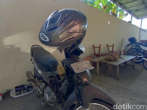 Motor tak bertuan yang jadi pemicu bau misterius di Kulur, Kulon Progo diduga mayat. Motor ini kini diamankan di Polsek Temon. Foto diambil Rabu (26/7/2023).
