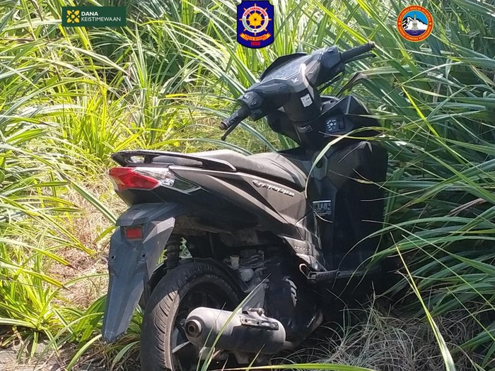 Motor yang ditemukan di kebun pandan wilayah Pantai Congot, Kulon Progo, Selasa (25/7/2023).