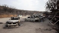 Tampak ada belasan mobil yang hangus terbakar.  