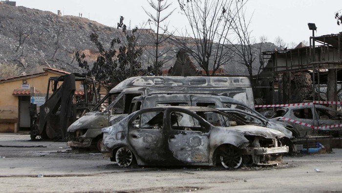 Burnt vehicles are pictured in the aftermath of a wildfire in Bejaia, Algeria July 25, 2023. REUTERS/Ramzi Boudina