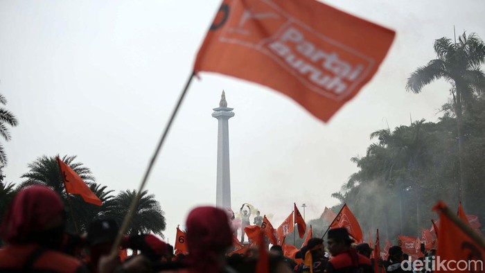 Massa dari Partai Buruh melakukan aksi di kawasan Monas, Jakarta, Rabu (26/7/2023). Dalam aksinya mereka meminta kenaikan upah minimum tahun 2024 sebesar 15%.