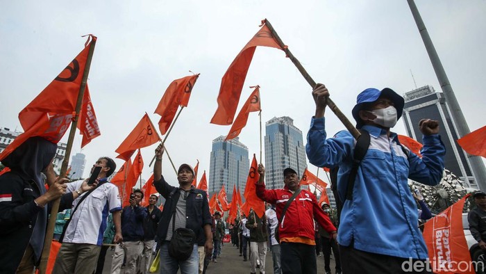 Massa dari Partai Buruh melakukan aksi di kawasan Monas, Jakarta, Rabu (26/7/2023). Dalam aksinya mereka meminta kenaikan upah minimum tahun 2024 sebesar 15%.