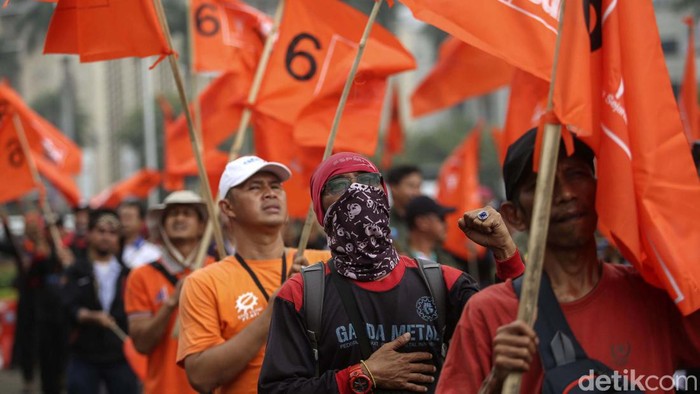 Massa dari Partai Buruh melakukan aksi di kawasan Monas, Jakarta, Rabu (26/7/2023). Dalam aksinya mereka meminta kenaikan upah minimum tahun 2024 sebesar 15%.