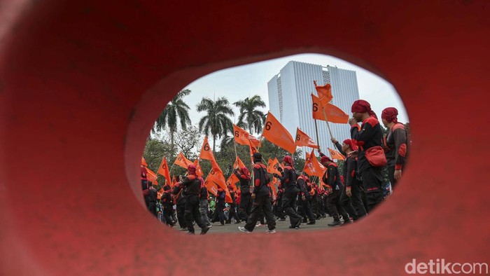 Massa dari Partai Buruh melakukan aksi di kawasan Monas, Jakarta, Rabu (26/7/2023). Dalam aksinya mereka meminta kenaikan upah minimum tahun 2024 sebesar 15%.