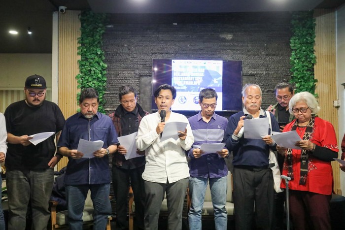 Perhimpunan Bantuan Hukum dan Hak Asasi Manusia Indonesia (PBHI) Nasional mengajak masyarakat untuk tidak melupakan begitu saja tragedi kerusuhan yang terjadi pada era 1990-an silam. Hal tersebut disampaikan melalui diskusi publik yang digelar di Sadjoe Cafe, Tebet, Jakarta Selatan pada Rabu (26/7/2023).