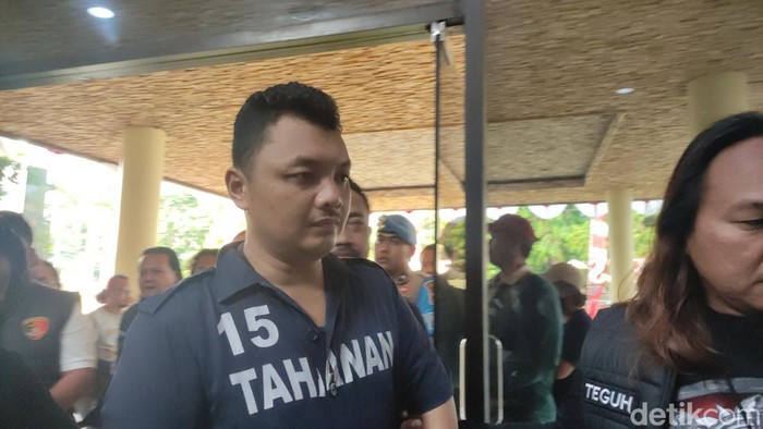 Polisi berhasil menangkap pelaku pembunuhan Mugas Semarang. Pelaku bernama Baghastian merampok dan membunuh Fauzy Aribammar, sopir taksi online di Semarang.