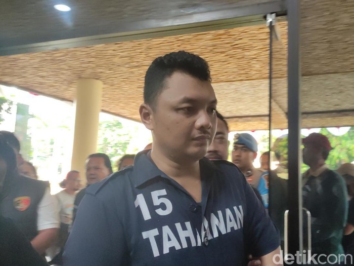 Polisi berhasil menangkap pelaku pembunuhan Mugas Semarang. Pelaku bernama Baghastian merampok dan membunuh Fauzy Aribammar, sopir taksi online di Semarang.