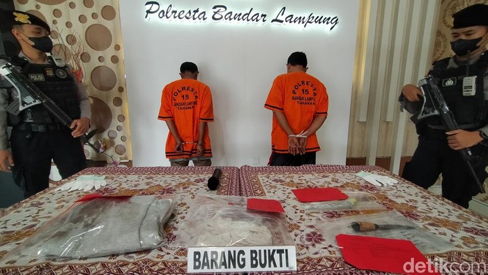 Pelaku pembunuhan Suhaibi, saat ditangkap. Pelaku merupakan ayah dan kakak korban. (Tommy Saputra/detikSumbagsel)