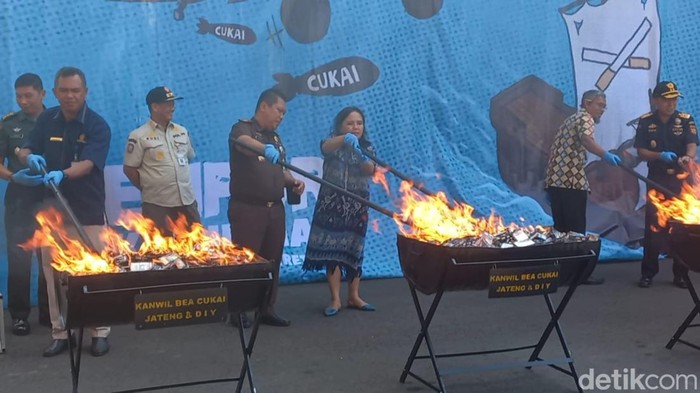 Pemusnahan rokok ilegal di kantor Gubernur Jateng, Semarang, Rabu (26/7/2023).