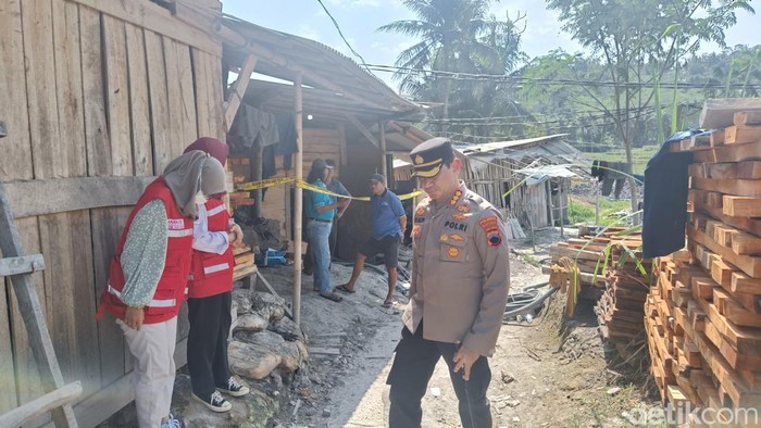 Kapolresta Banyumas, Kombes Edy Suranta Sitepu meninjau lokasi tambang emas di Desa Pancurendang, Kecamatan Ajibarang, Banyumas, Rabu (26/7/2023).