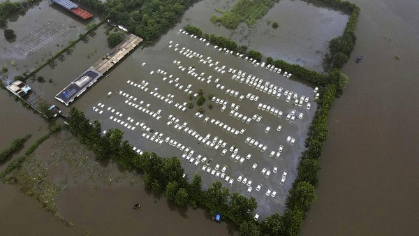 Penampakan Gudang Mobil Terendam Banjir di India