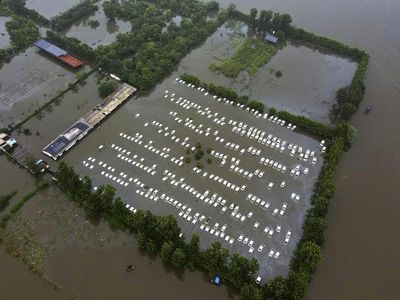 Penampakan Gudang Mobil Terendam Banjir di India
