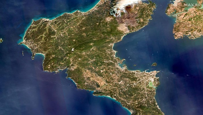 Penampakan Kebakaran Hutan di Pulau Corfu Yunani dari Satelit A satellite image shows an infrared overview as a wildfire burns on the island of Corfu, Greece July 25, 2023. Maxar Technologies/Handout via REUTERS THIS IMAGE HAS BEEN SUPPLIED BY A THIRD PARTY. NO RESALES. NO ARCHIVES. DO NOT OBSCURE LOGO. MANDATORY CREDIT