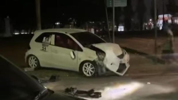 Penampakan mobil yang dirusak di sekitar Stadion Pakansari, Bogor