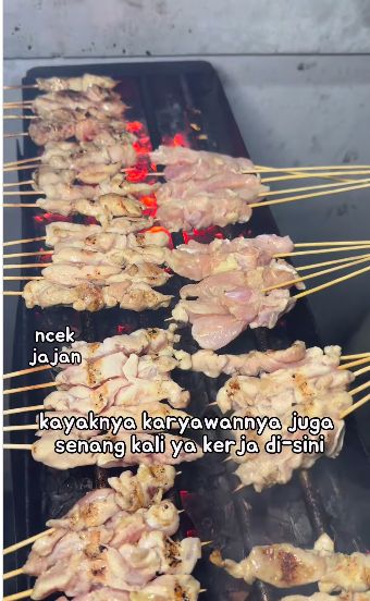 Penjual sate taichan cantik