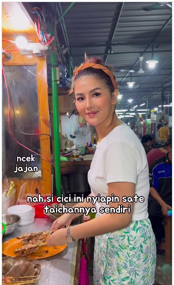 Penjual sate taichan cantik