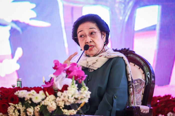 Presiden kelima Republik Indonesia yang juga Ketua Dewan Pengarah Badan Riset dan Inovasi Nasional (BRIN) Megawati Soekarnoputri menyampaikan sambutan saat peresmian Kebun Raya Mangrove Gunung Anyar di Surabaya, Jawa Timur, Rabu (26/7/2023). Kebun raya mangrove tersebut merupakan pertama di Indonesia dan diharapkan  menjadi tempat untuk edukasi dan pariwisata yang dapat menggerakkan ekonomi masyarakat sekitar. ANTARA FOTO/Rizal Hanafi