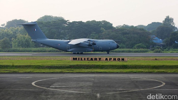 Anggota militer Prancis memeriksa kondisi pesawat pengankut A400M saat tiba di Lanud Halim Perdana Kusuma, Jakarta, Rabu (26/7/2023). Lieutenant-Colonel dari FASF, Henri, mengatakan pesawat tersebut baru saja menjalani Misi Pegasus 2023. Pesawat tersebut singgah setelah angkatan udara Prancis mengikuti serangkaian latihan di kawasan Pasifik.