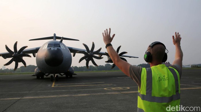 Pesawat Airbus A400M Mendarat di Lanud Halim Perdanakusuma Anggota militer Prancis memeriksa kondisi pesawat pengankut A400M saat tiba di Lanud Halim Perdana Kusuma, Jakarta, Rabu (26/7/2023). Lieutenant-Colonel dari FASF, Henri, mengatakan pesawat tersebut baru saja menjalani Misi Pegasus 2023. Pesawat tersebut singgah setelah angkatan udara Prancis mengikuti serangkaian latihan di kawasan Pasifik.
