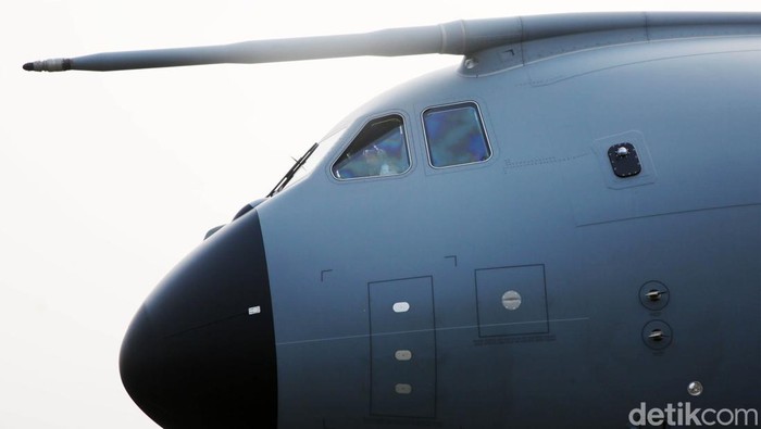 Pesawat Airbus A400M Mendarat di Lanud Halim Perdanakusuma Anggota militer Prancis memeriksa kondisi pesawat pengankut A400M saat tiba di Lanud Halim Perdana Kusuma, Jakarta, Rabu (26/7/2023). Lieutenant-Colonel dari FASF, Henri, mengatakan pesawat tersebut baru saja menjalani Misi Pegasus 2023. Pesawat tersebut singgah setelah angkatan udara Prancis mengikuti serangkaian latihan di kawasan Pasifik.