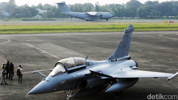 Pesawat Airbus A400M Mendarat di Lanud Halim Perdanakusuma Anggota militer Prancis memeriksa kondisi pesawat pengankut A400M saat tiba di Lanud Halim Perdana Kusuma, Jakarta, Rabu (26/7/2023). Lieutenant-Colonel dari FASF, Henri, mengatakan pesawat tersebut baru saja menjalani Misi Pegasus 2023. Pesawat tersebut singgah setelah angkatan udara Prancis mengikuti serangkaian latihan di kawasan Pasifik.