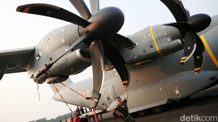 Pesawat Airbus A400M Mendarat di Lanud Halim Perdanakusuma Anggota militer Prancis memeriksa kondisi pesawat pengankut A400M saat tiba di Lanud Halim Perdana Kusuma, Jakarta, Rabu (26/7/2023). Lieutenant-Colonel dari FASF, Henri, mengatakan pesawat tersebut baru saja menjalani Misi Pegasus 2023. Pesawat tersebut singgah setelah angkatan udara Prancis mengikuti serangkaian latihan di kawasan Pasifik.