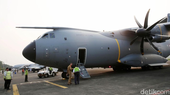 Pesawat Airbus A400M Mendarat di Lanud Halim Perdanakusuma Anggota militer Prancis memeriksa kondisi pesawat pengankut A400M saat tiba di Lanud Halim Perdana Kusuma, Jakarta, Rabu (26/7/2023). Lieutenant-Colonel dari FASF, Henri, mengatakan pesawat tersebut baru saja menjalani Misi Pegasus 2023. Pesawat tersebut singgah setelah angkatan udara Prancis mengikuti serangkaian latihan di kawasan Pasifik.