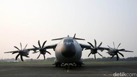 Pesawat angkut A400M milik angkatan udara Prancis terparkir di Apron Selatan, Bandara Halim Perdanakusuma, Jakarta, Rabu (26/7/2023).  