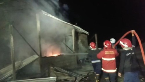 Petugas Damkar saat memadamkan api yang membakar sebuah rumah makan di Jalan Bypass Ida Bagus Mantra, tepatnya di wilayah Desa Gelgel, Klungkung, Bali, hangus terbakar, Rabu (26/7/2023) malam. (Foto: Istimewa)