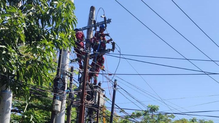 Petugas PLN melakukan pengejaan di jalan Yusuf Dg Ngawing, Makassar, Sulsel.