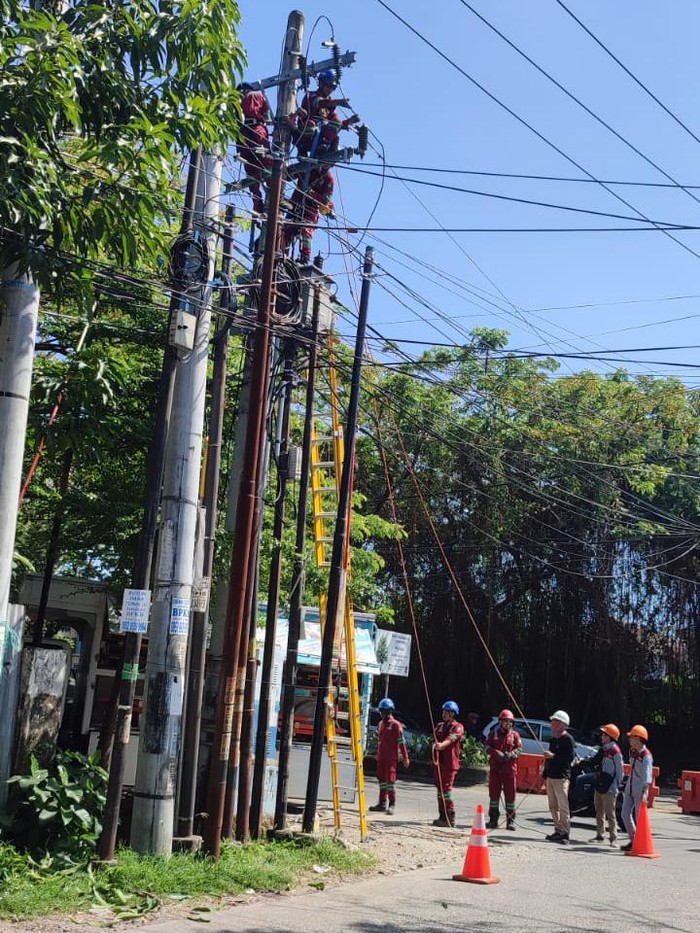Petugas PLN melakukan pengejaan di jalan Yusuf Dg Ngawing, Makassar, Sulsel.