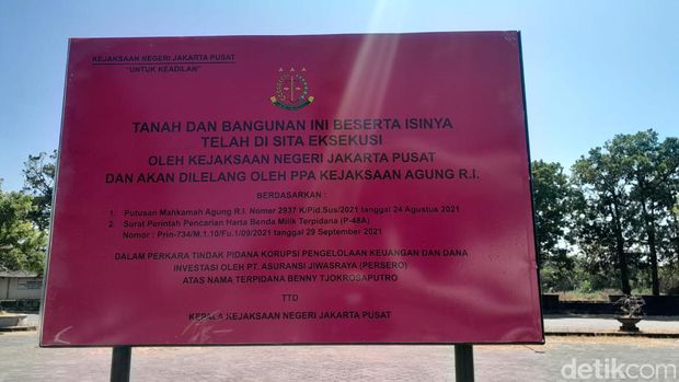Plakat penyitaan aset milik Benny Tjokrosaputro di Kecamatan Grogol, Sukoharjo, Rabu (26/7/2023).