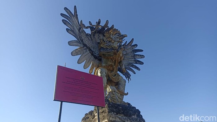 Plakat penyitaan aset milik Benny Tjokrosaputro di Kecamatan Grogol, Sukoharjo, Rabu (26/7/2023).
