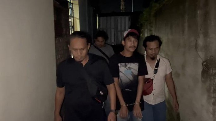 Pemobil yang bacok 2 pemotor ditangkap. Pelaku kesal lantaran 2 pemotor itu ngobrol berjejeran sampai menghalangi jalan.