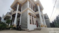 Kamis, 27 Juli 2023, sebuah perkampungan di Garut tiba-tiba jadi buah bibir. Bukan perkampungan warga biasa, pemukiman masyarakat itu dipenuhi sultan dengan rumah super mewah. Perkampungan warga ini, terletak di lereng Gunung Pangauban. Tepatnya, berada di Kampung Pangauban, Desa Jangkurang, Kecamatan Leles, Kabupaten Garut. Dibanding dengan menuju perkotaan Garut, letak perkampungan ini lebih dekat menuju Bandung via jalur Cijapati. Rumah-rumah mewah yang ada di Kampung Pangauban, adalah simbol kesuksesan para sultan di sana. Tak mengherankan. Sebab, mereka kabarnya bisa meraup omzet hingga ratusan juta rupiah per bulannya, dari memasarkan tas ke seluruh Indonesia. Hakim Ghani/detikJabar